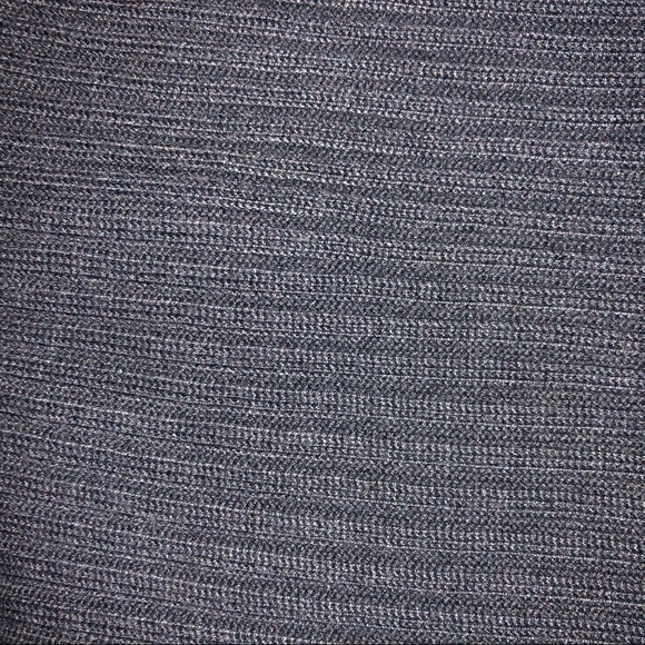 Chico’s asymmetrical ribbed cold-shoulder sleeves - Picture 4 of 5